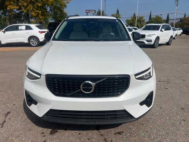 2023 Volvo XC40 Plus photo 2