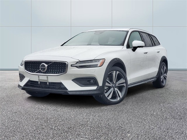 2025 Volvo V60 Cross Country Plus's photo