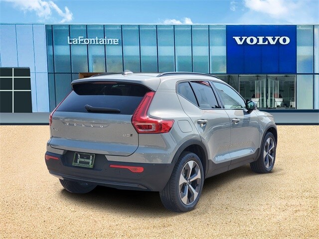 2026 Volvo XC40 Plus photo 3