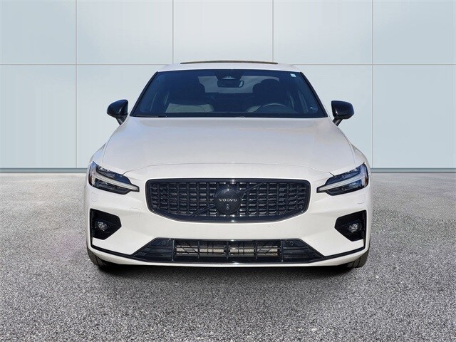 2024 Volvo S60 B5 Plus Black Edition photo 2