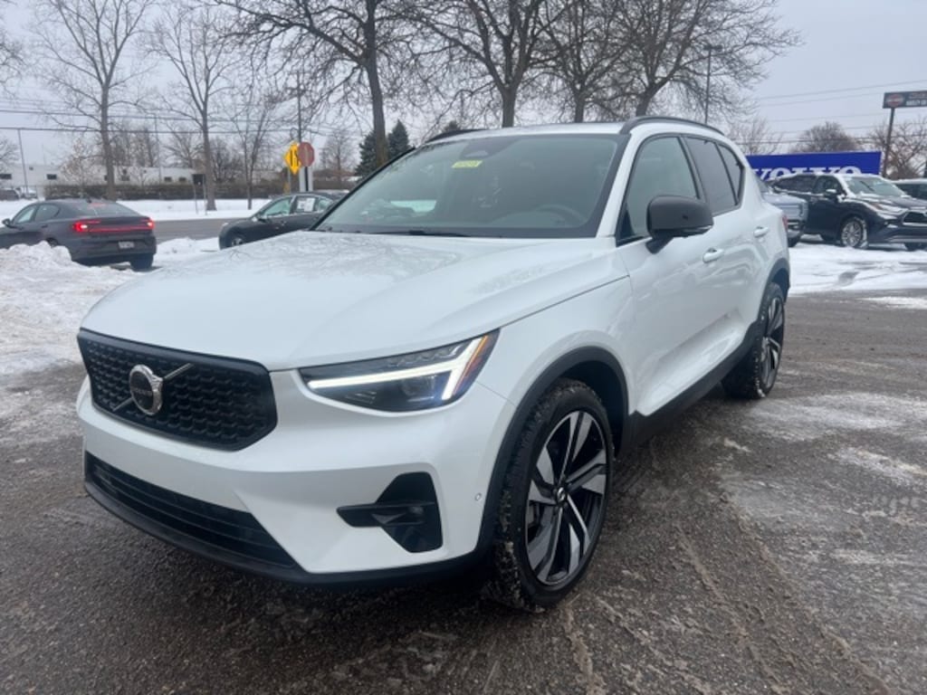 New 2025 Volvo XC40 B5 Plus Dark Theme SUV