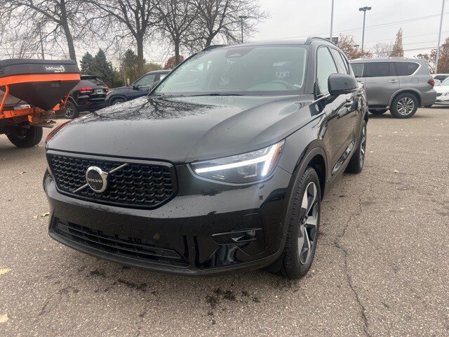 2025 Volvo XC40 Plus photo 2