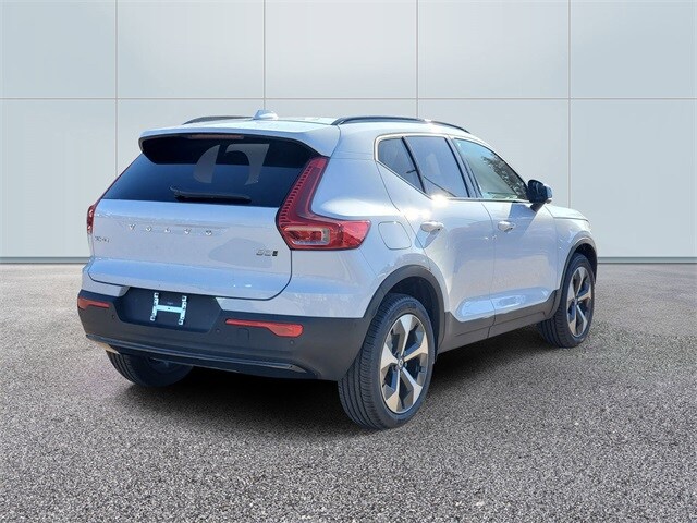 2026 Volvo XC40 Plus photo 4
