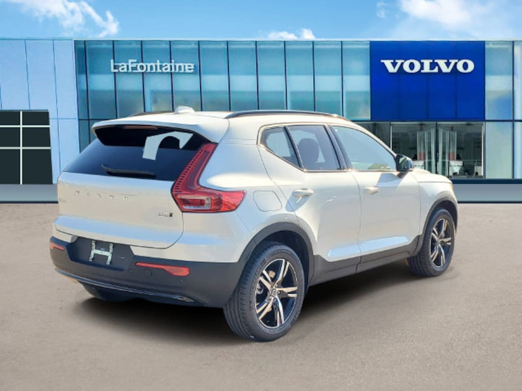 New 2026 Volvo XC40 B5 Core SUV