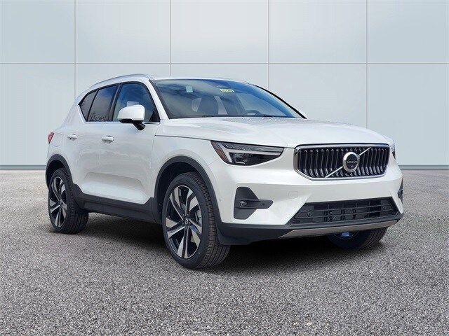 2025 Volvo XC40 photo 3