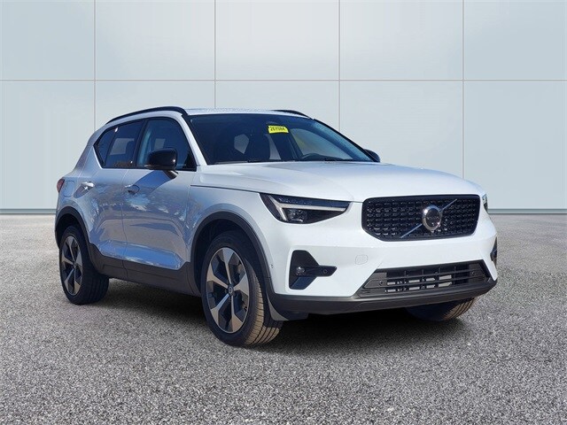 2026 Volvo XC40 Plus photo 3