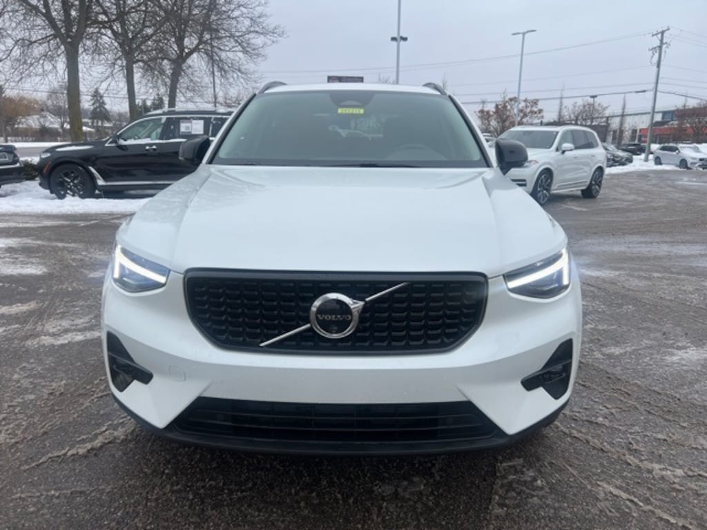 New 2025 Volvo XC40 B5 Plus Dark Theme SUV