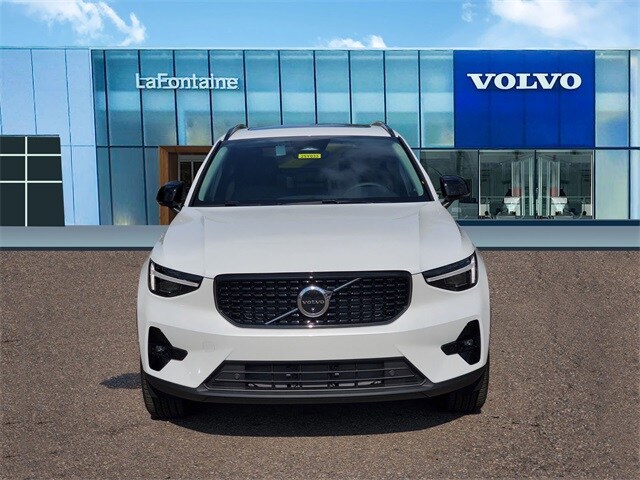 2025 Volvo XC40 Plus photo 2