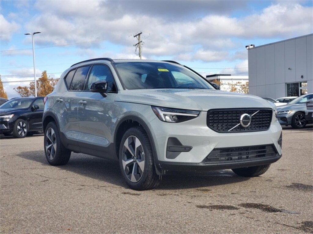 New 2026 Volvo XC40 B5 Core SUV