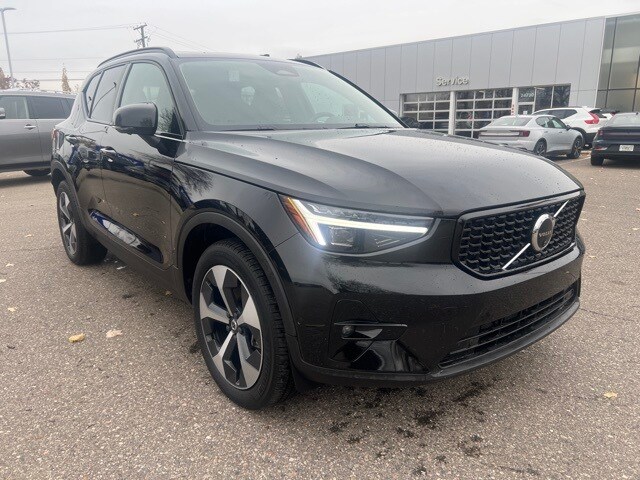 2025 Volvo XC40 Plus photo 4