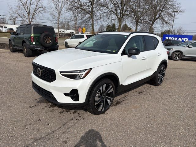 2024 Volvo XC40 SUV 