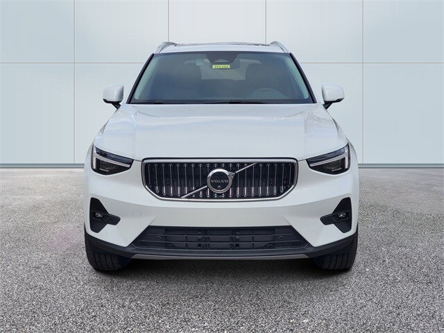 2025 Volvo XC40 photo 2