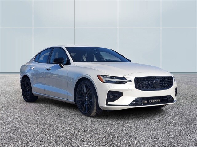 2024 Volvo S60 B5 Plus Black Edition photo 3