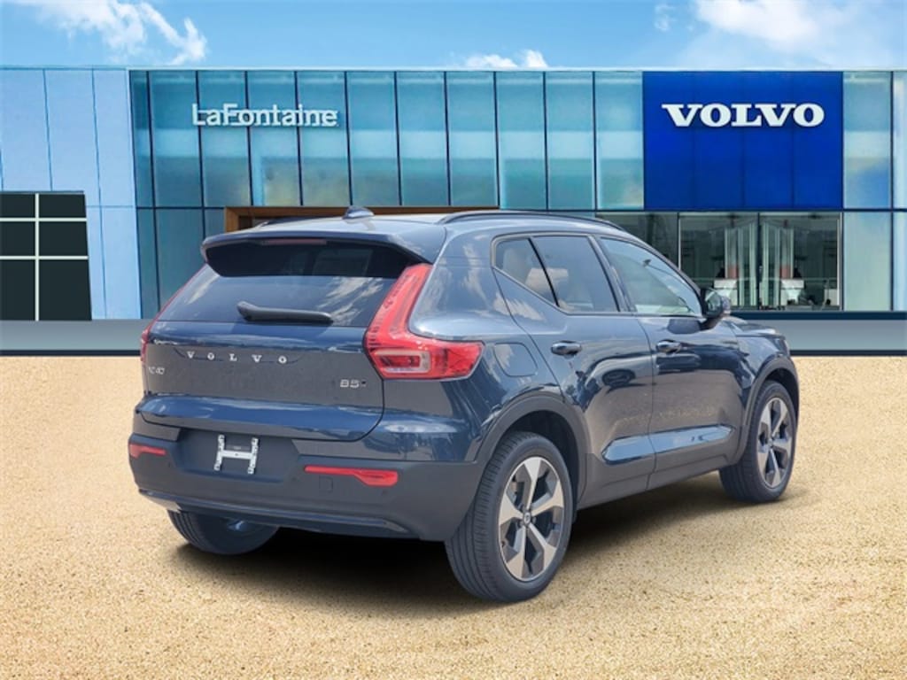 New 2026 Volvo XC40 B5 Core SUV