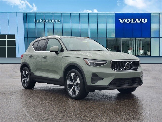 2025 Volvo XC40 Core photo 3