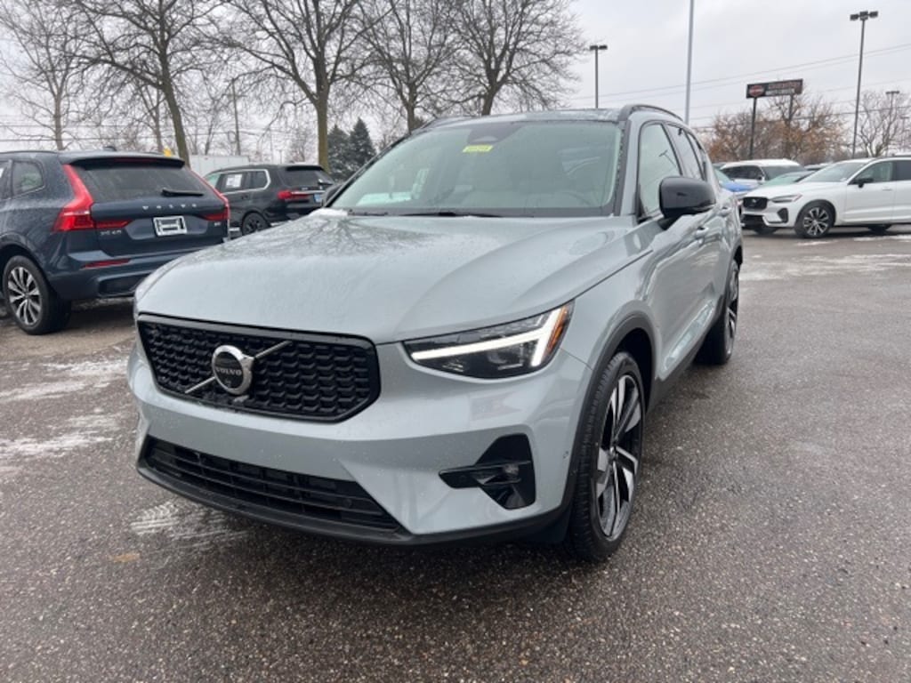 Certified 2025 Volvo XC40 B5 Plus Dark Theme SUV