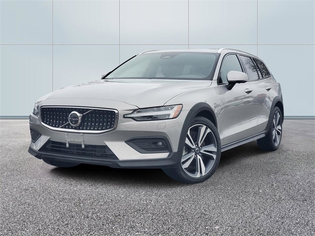 2025 Volvo V60 Cross Country Plus's photo