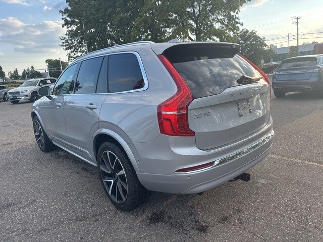 2023 Volvo XC90 B5 Plus photo 2