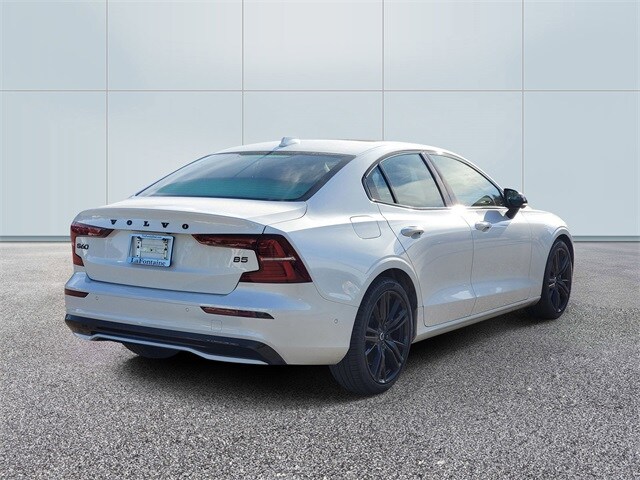 2024 Volvo S60 B5 Plus Black Edition photo 4