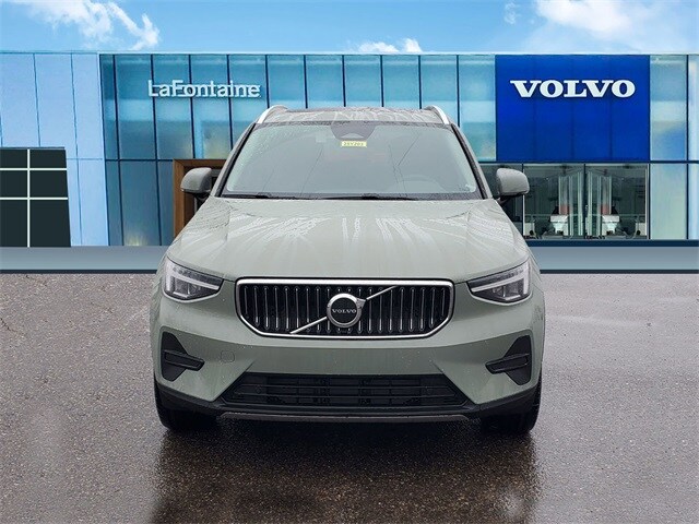 2025 Volvo XC40 Core photo 2