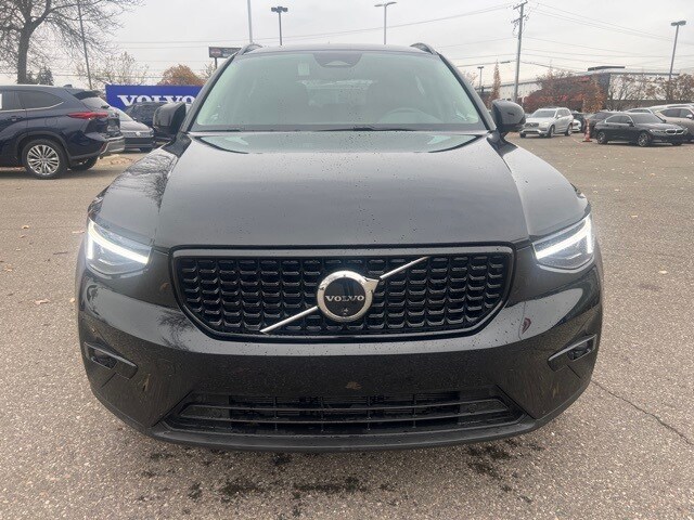 2025 Volvo XC40 Plus photo 3