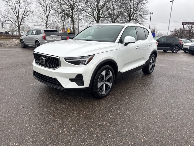 2025 Volvo XC40 Core's photo