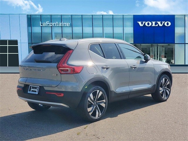 2025 Volvo XC40 Plus photo 4