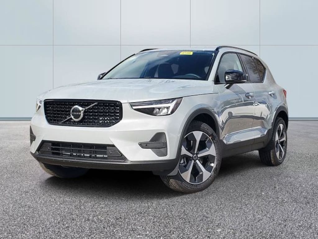 New 2026 Volvo XC40 B5 Core SUV