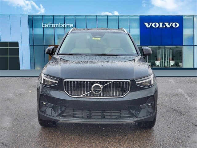 2025 Volvo XC40 Plus photo 2