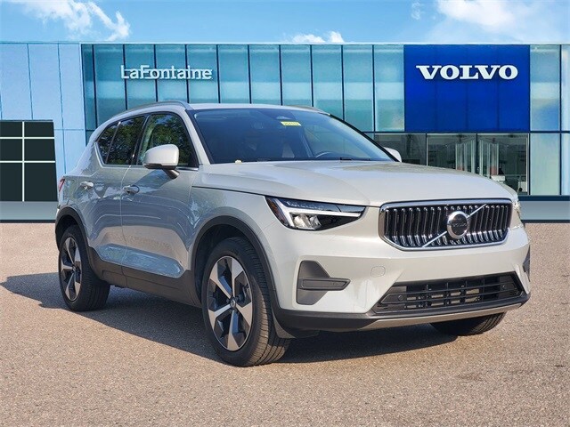 2025 Volvo XC40 Core photo 2