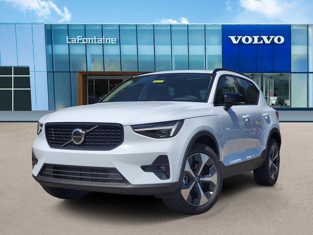 2026 Volvo XC40 SUV 