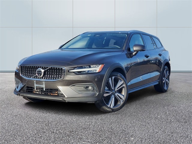 2025 Volvo V60 Cross Country Plus's photo