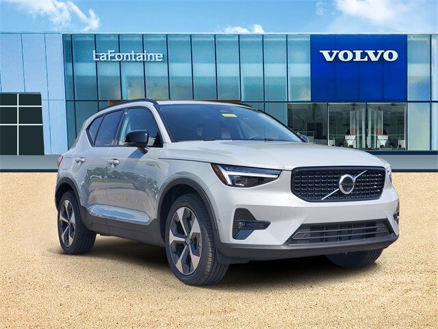 2026 Volvo XC40 Plus photo 2
