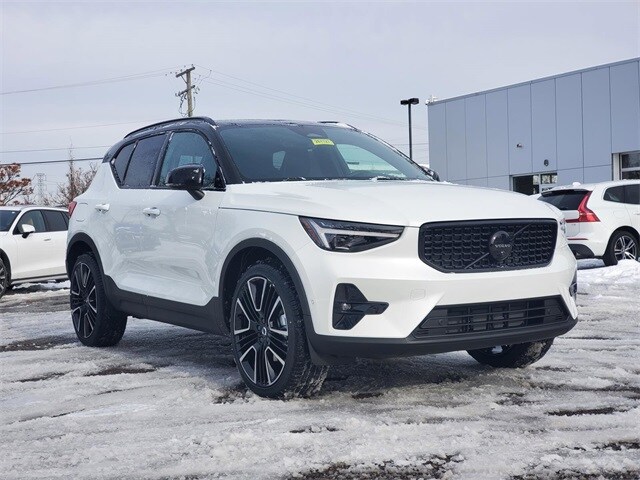 2026 Volvo XC40 photo 2