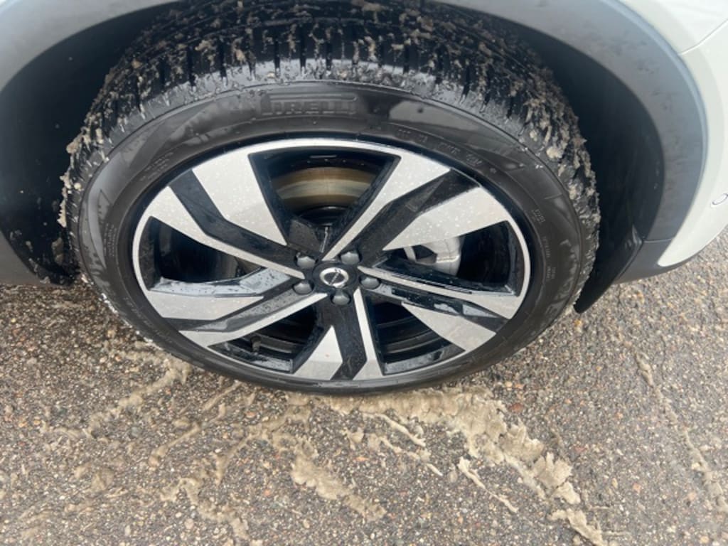 New 2025 Volvo XC40 B5 Plus Dark Theme SUV