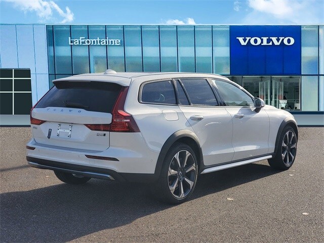 2025 Volvo V60 Cross Country B5 photo 4