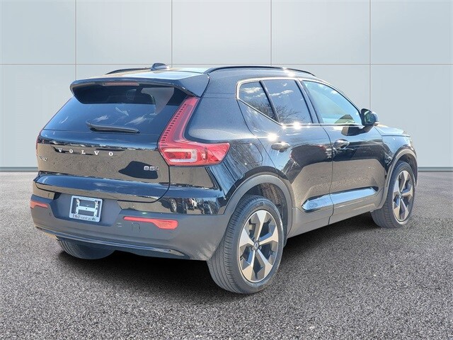 2025 Volvo XC40 Plus photo 4