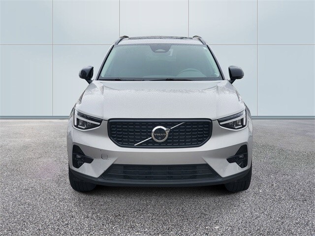 2025 Volvo XC40 Plus photo 2
