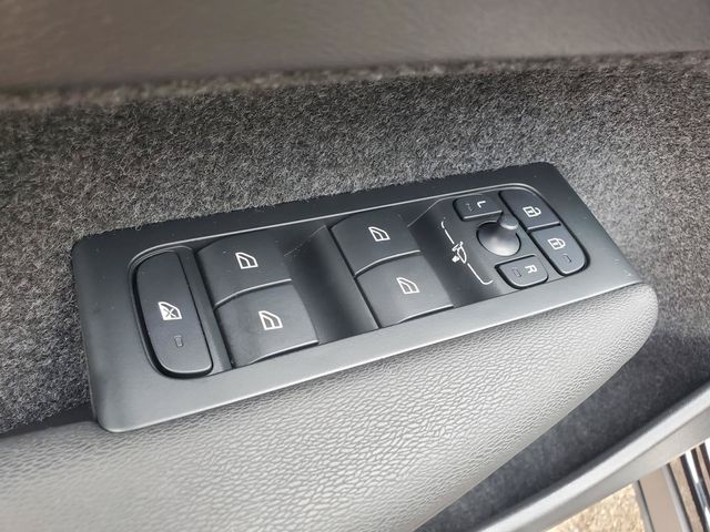 2026 Volvo XC40 Core - Photo 12