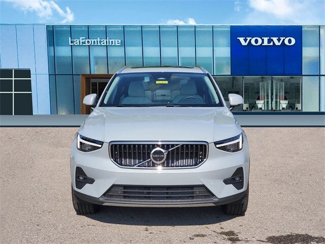 2025 Volvo XC40 Plus photo 2