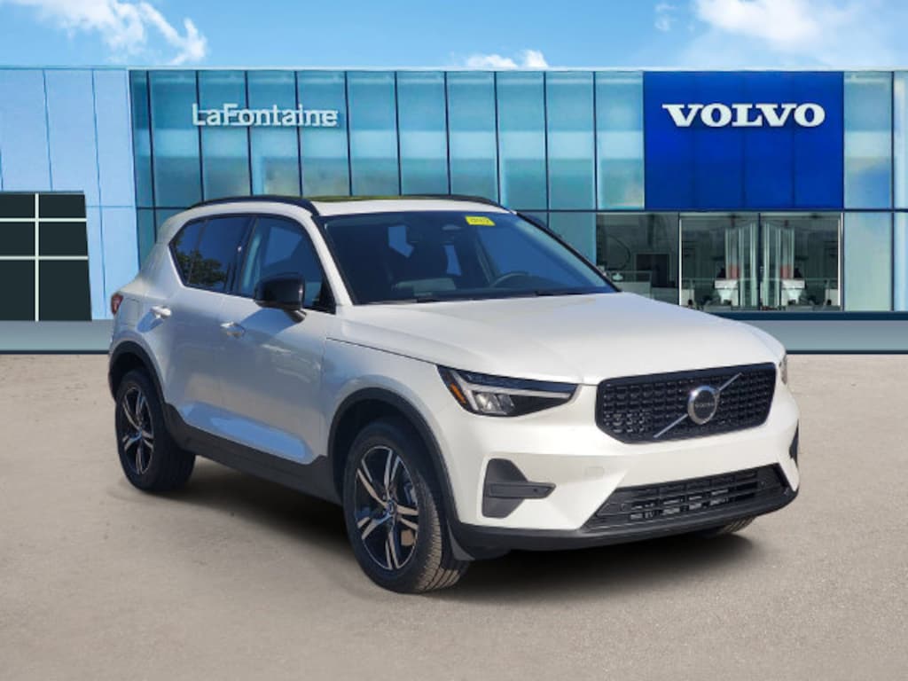 New 2026 Volvo XC40 B5 Core SUV