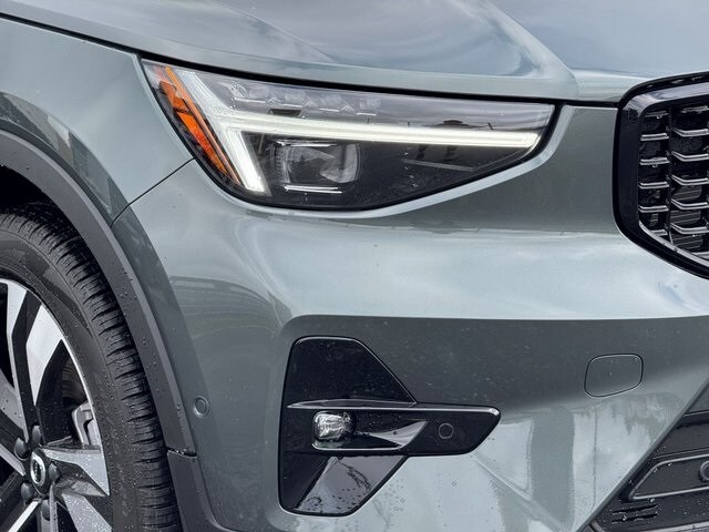 2026 Volvo XC40 photo 2