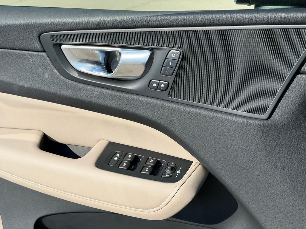 2026 Volvo XC60 Plus - Photo 31