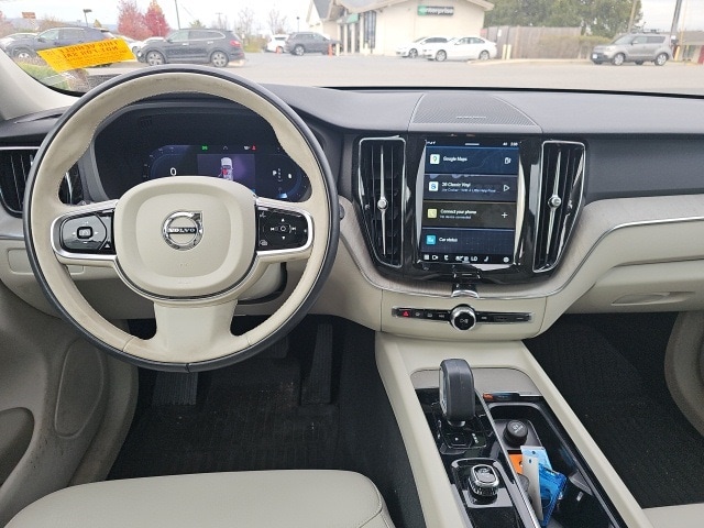 2023 Volvo XC60 B5 Plus photo 2