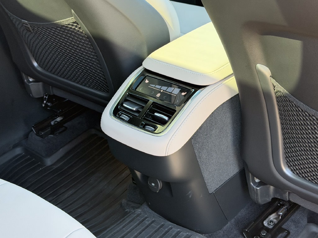 2026 Volvo XC90 Plus - Photo 12