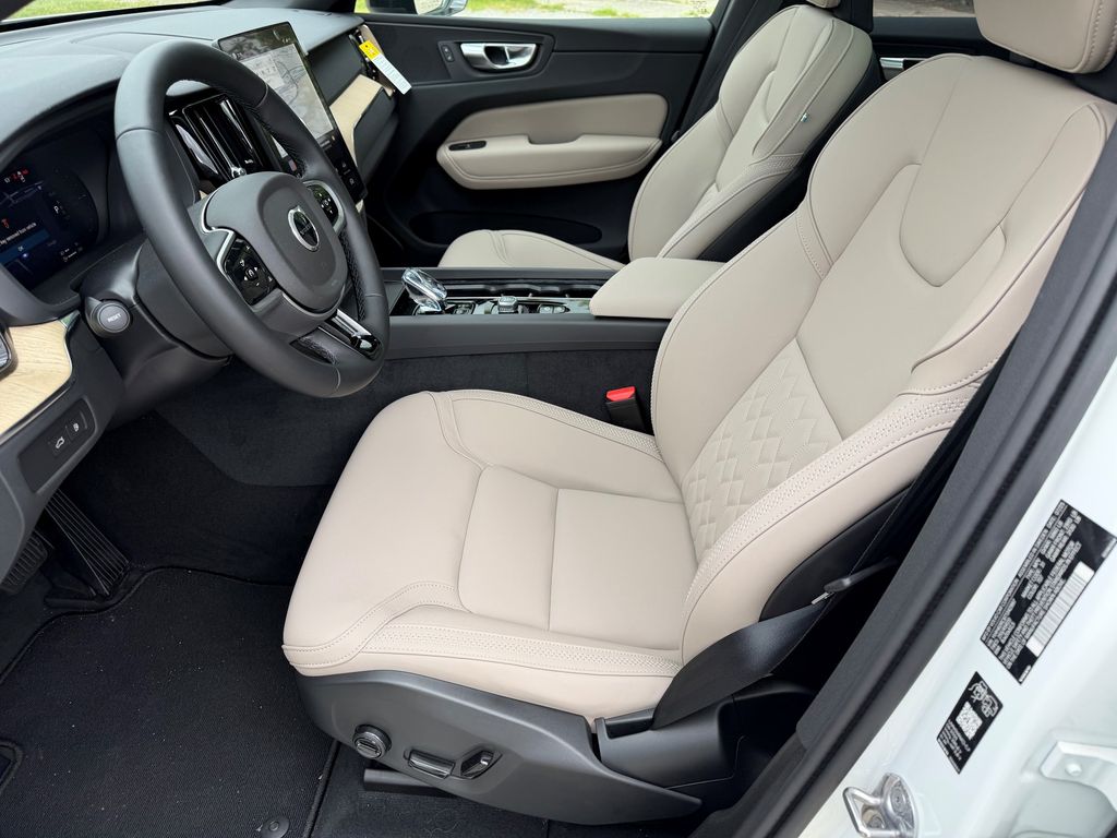 2026 Volvo XC60 Plus - Photo 17