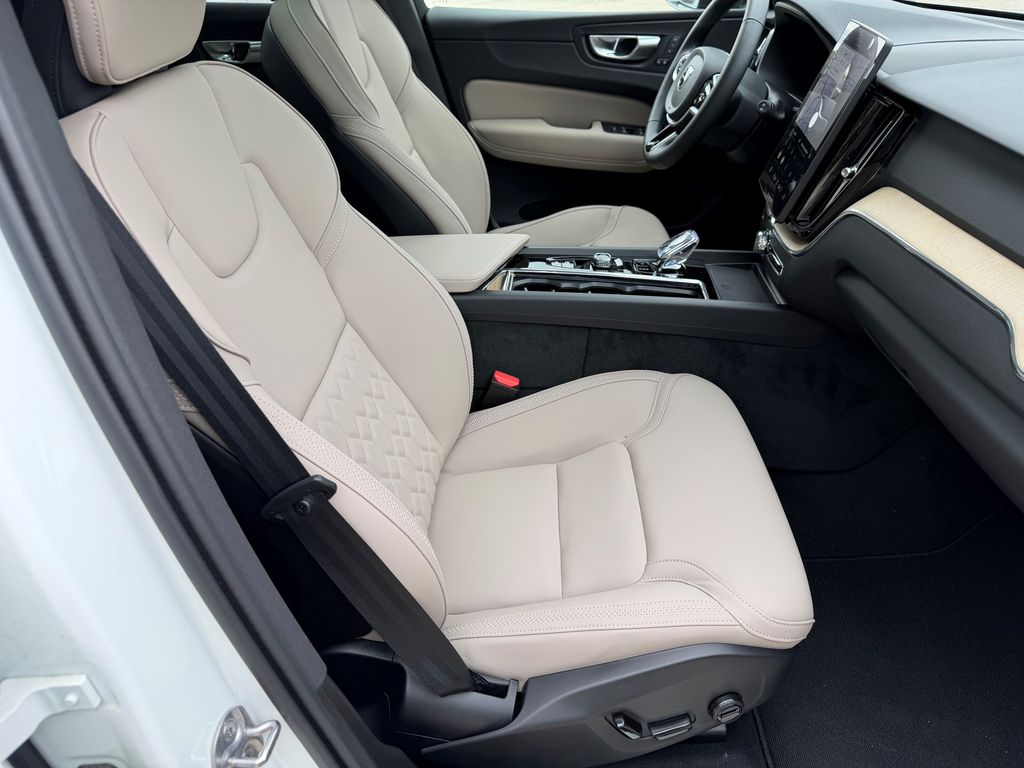 2026 Volvo XC60 Plus - Photo 9