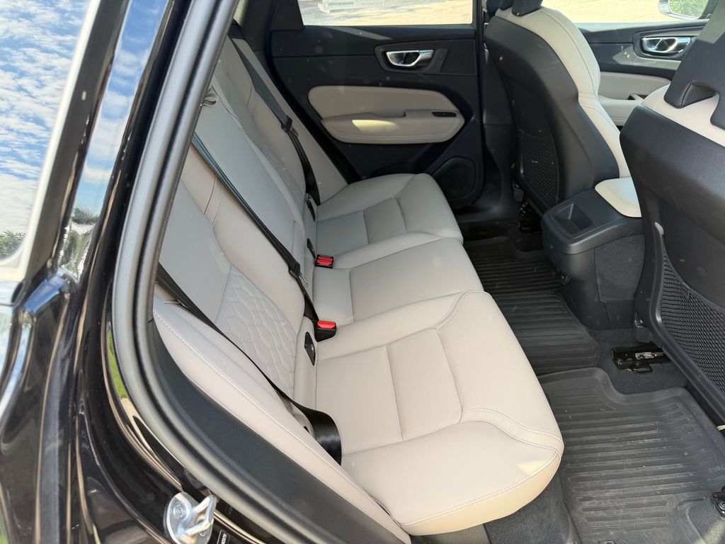 2026 Volvo XC60 Plus - Photo 11