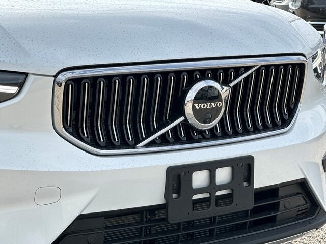 2025 Volvo XC40 Plus photo 2