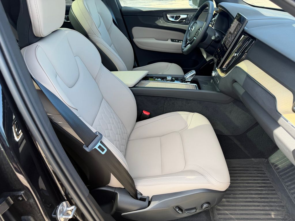 2026 Volvo XC60 Plus - Photo 9